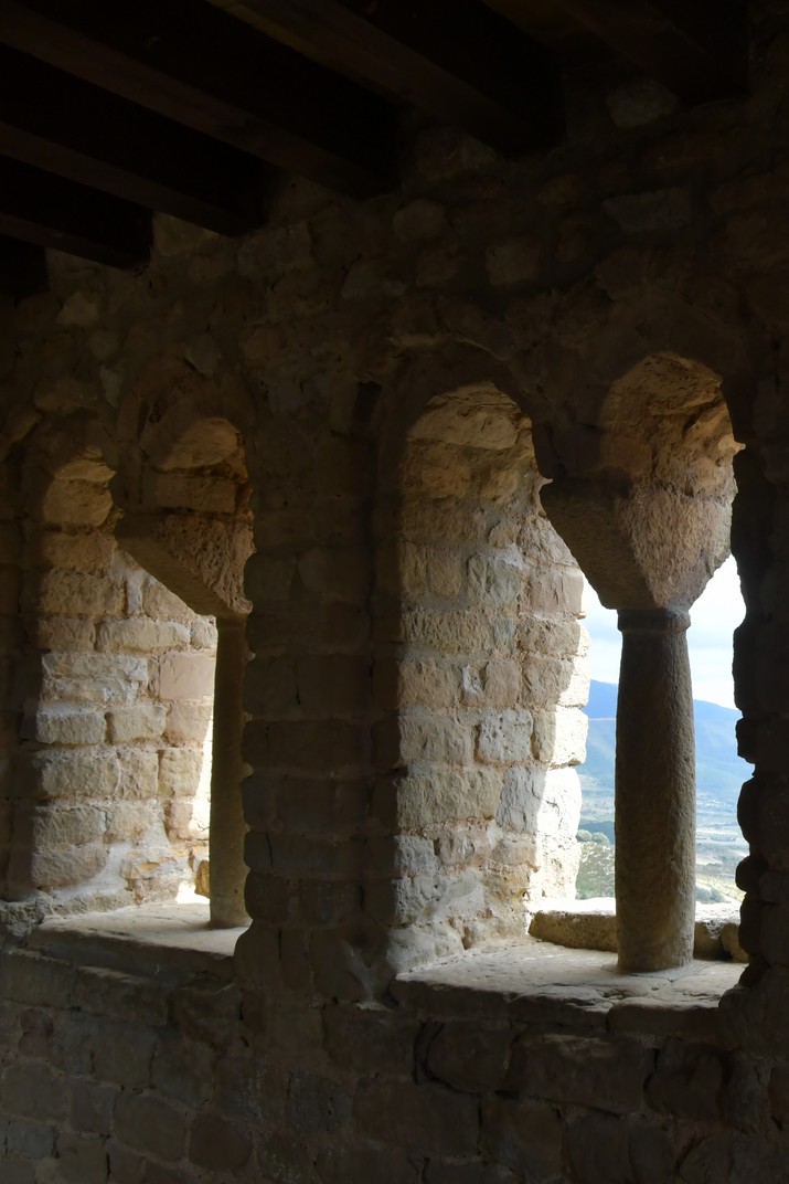 Finestres geminades de la torre de la reina del castell de Loarre
