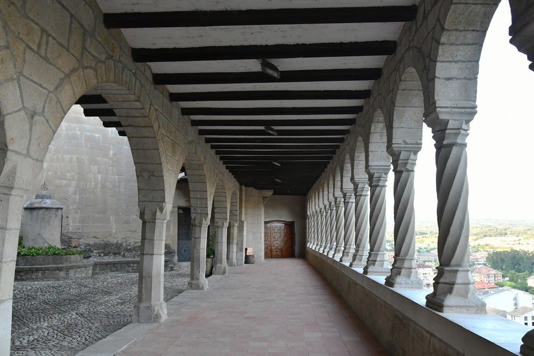 Galeria del claustre de la basílica de la Mare de Déu de la Penya de Graus