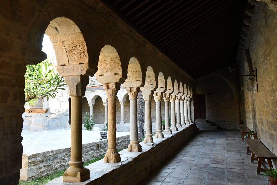 Galeries del claustre de la Catedral de Sant Vicent i Sant Valeri de Roda d'Isàvena