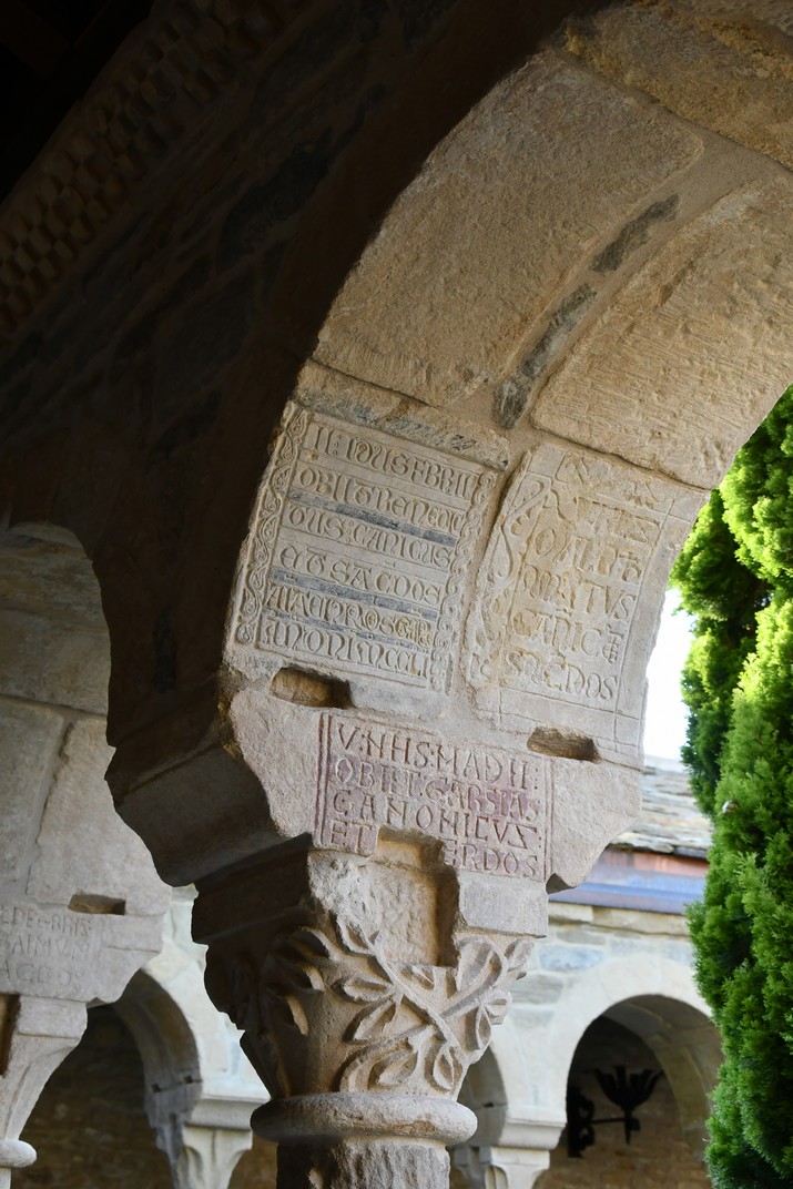 Inscripcions funeràries del claustre de la Catedral de Sant Vicent i Sant Valeri de Roda d'Isàvena