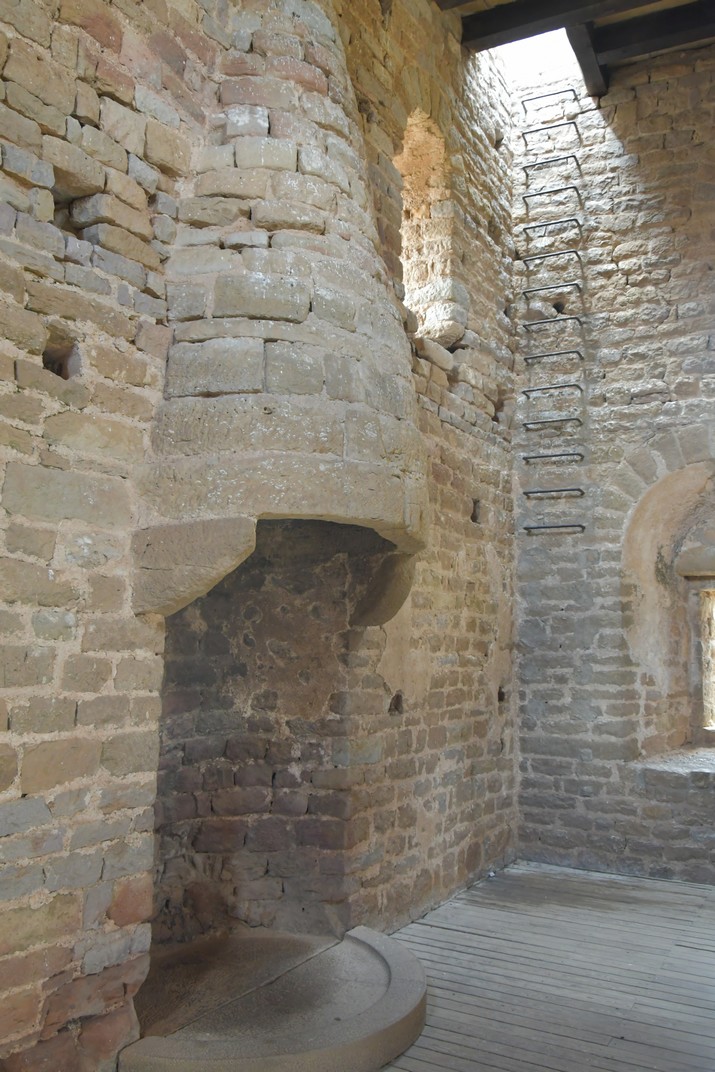 Llar de foc de la torre de l'homenatge del castell de Loarre