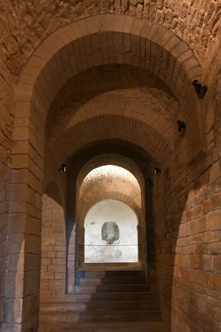 Nau lateral de l'església preromànica del monestir de Sant Joan de la Penya