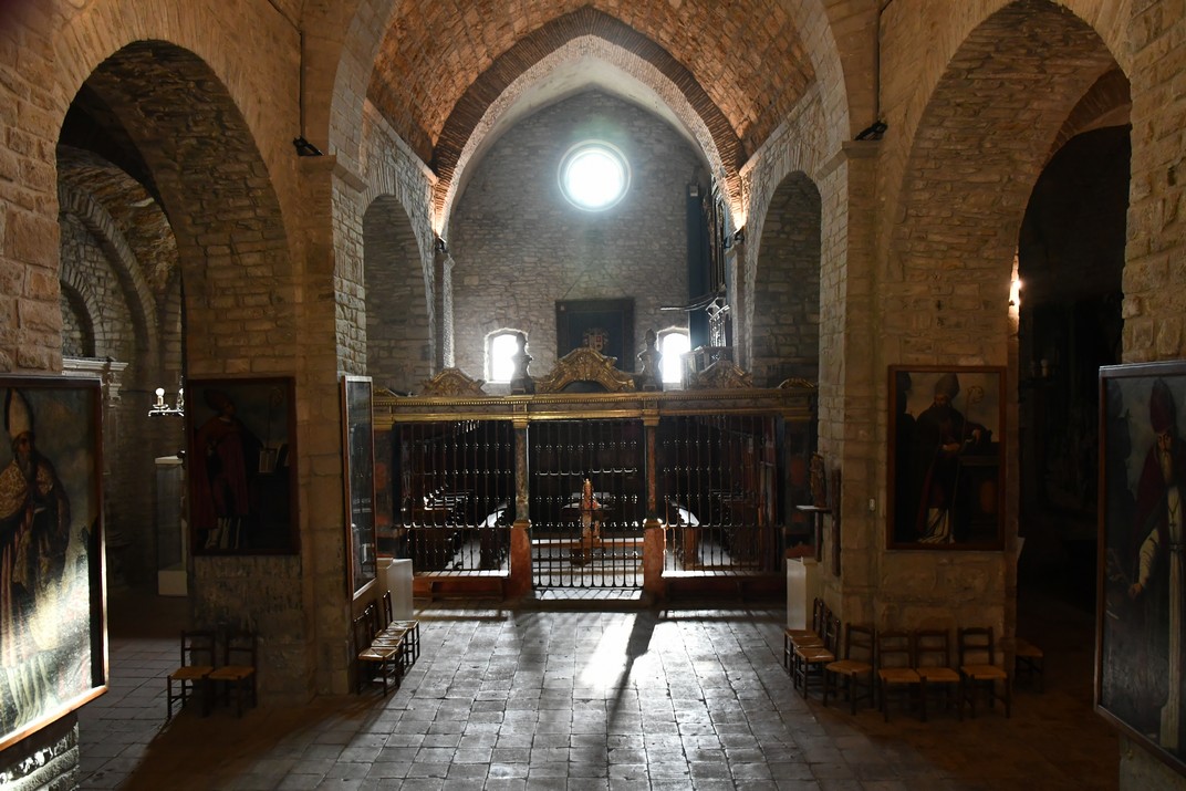 Peus de la nau central de la Catedral de Sant Vicent i Sant Valeri de Roda d'Isàvena