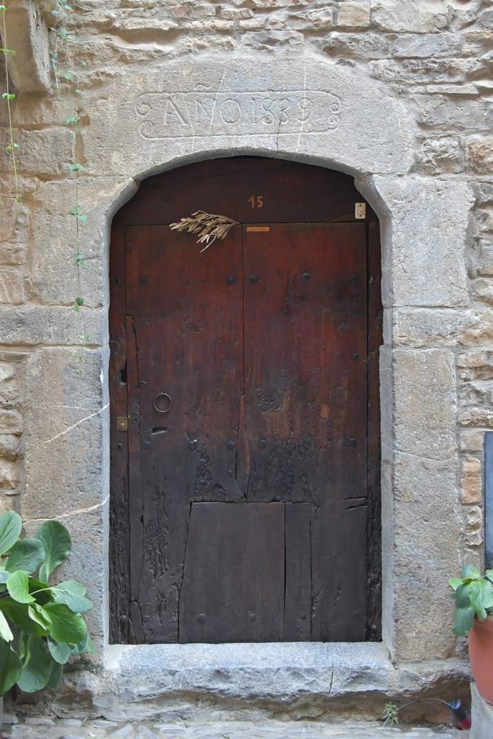 Porta del carrer Major de L'Aïnsa