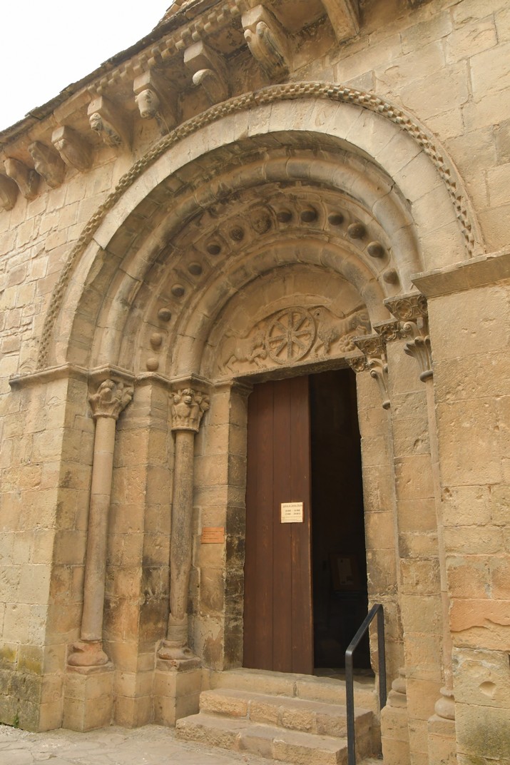 Portada oest de l'església de Santa Maria de Santa Creu de la Seròs