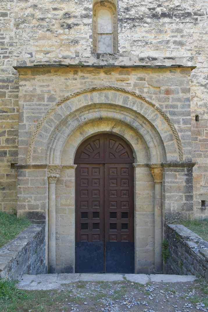 Portada principal de l'església de Sant Adrià de Sasabe del romànic jaquès