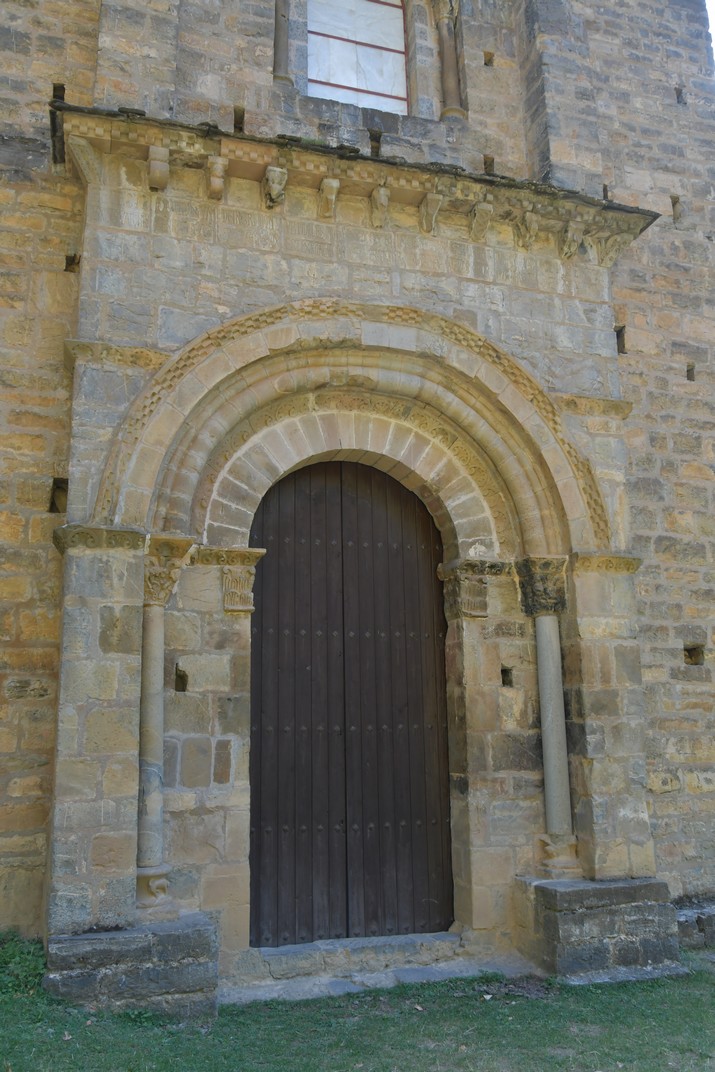 Portada principal de l’església de Santa Maria d’Iguàcel del romànic jaquès