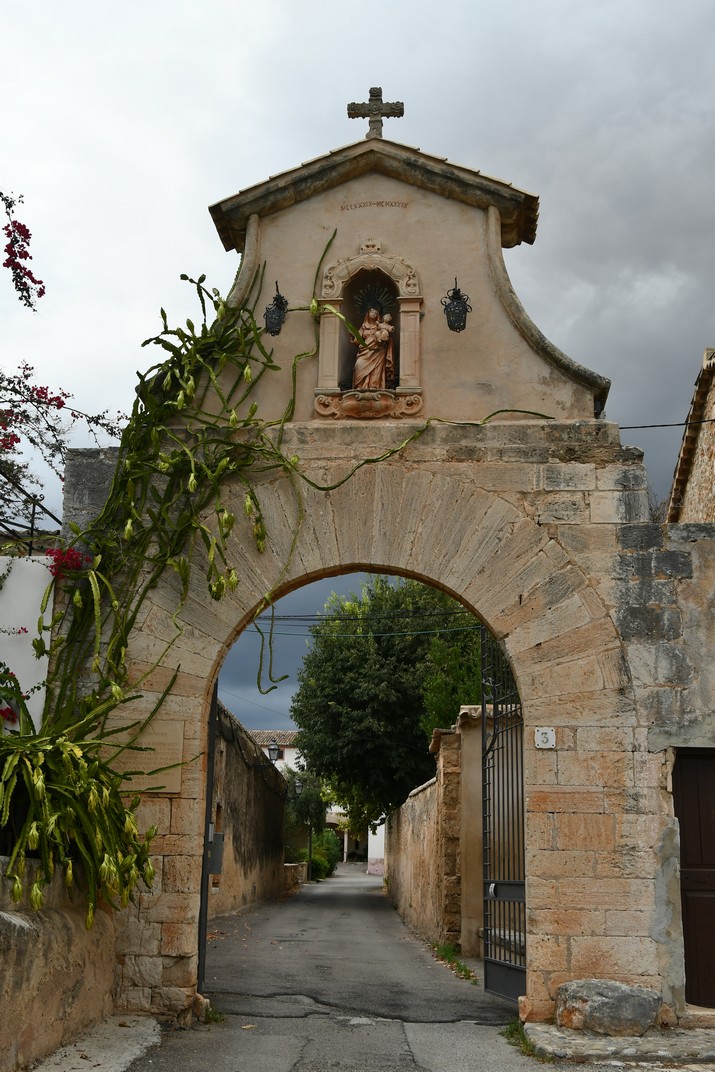 Arc d'entrada del monestir de Santa Maria de la Real de Palma