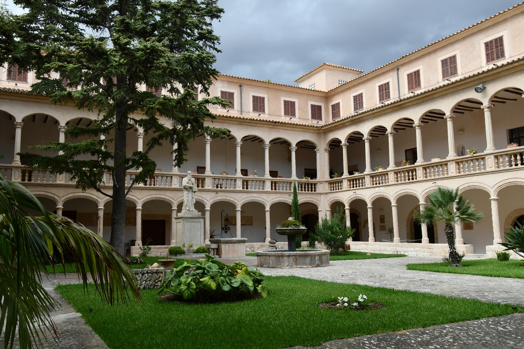 Claustre del monestir de Santa Maria de la Real de Palma