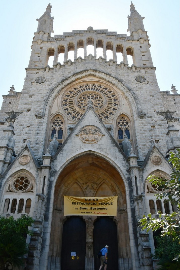 Façana principal de l'església de Sant Bartomeu de Sóller
