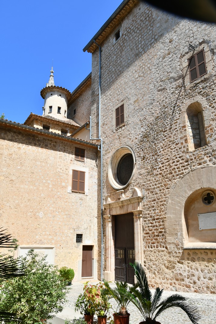 Façana romanico-gòtica de l'església de Sant Bartomeu de Sóller