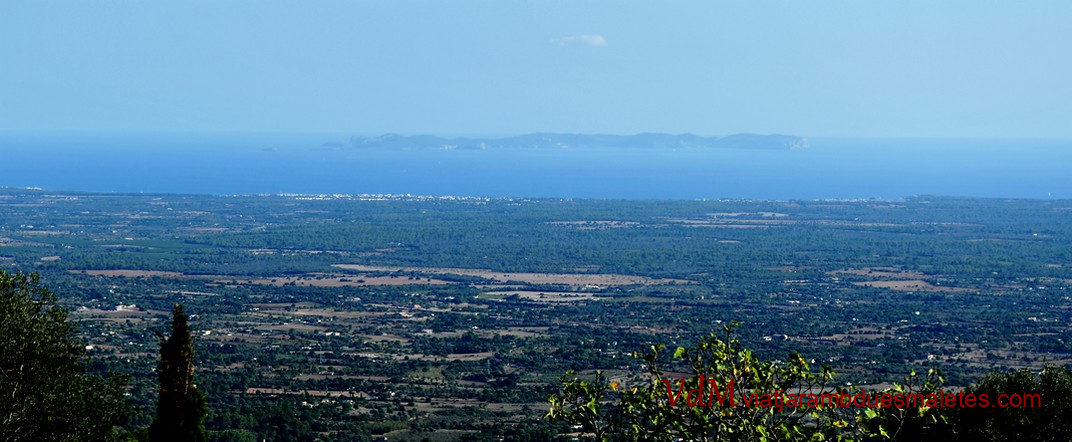 Illa de Cabrera des del santuari de Cura