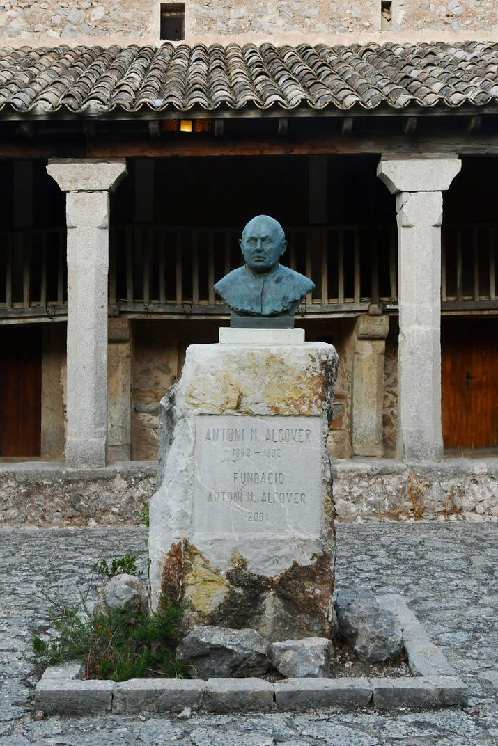 Monument a Antoni Alcover del santuari de la Mare de Déu de Lluc
