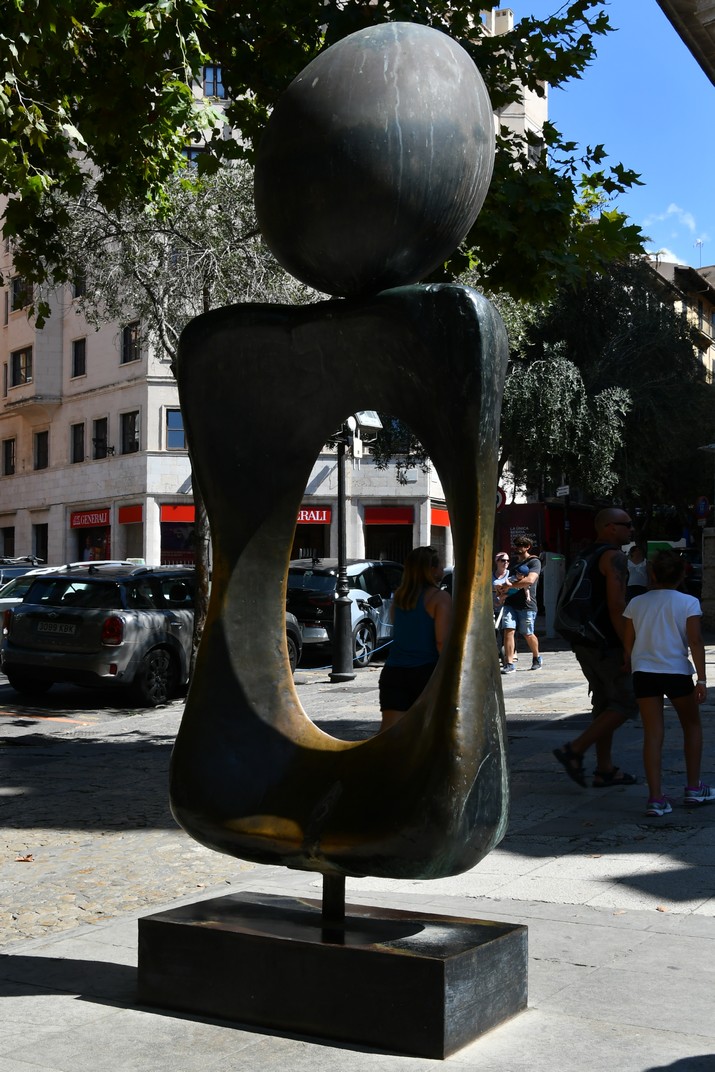 Monument a la dona a la plaça de la Reina de Palma