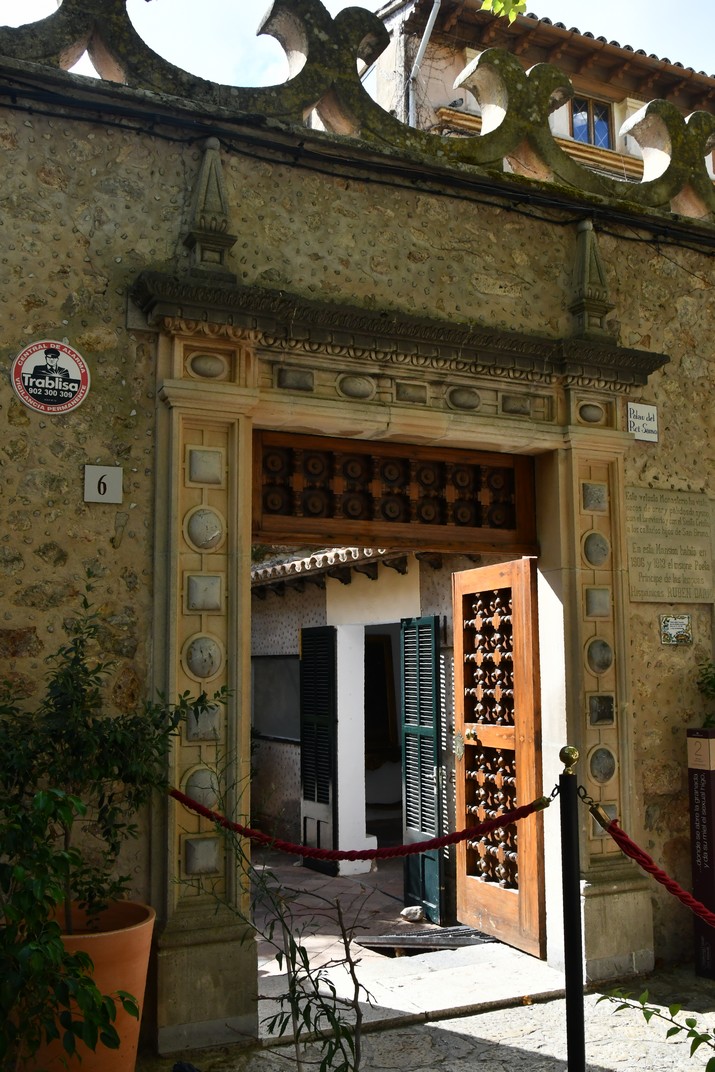 Porta del palau del rei Sanç de Valldemossa