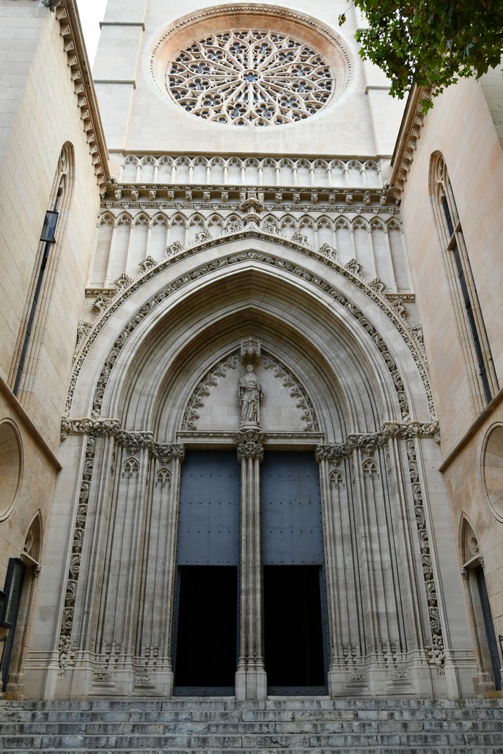 Portal de la façana principal de l'església de Santa Eulàlia de Palma