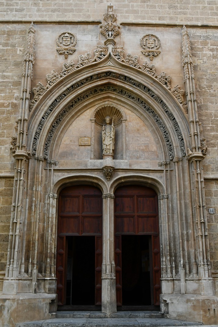 Portal major de l'església de Sant Nicolau de Palma