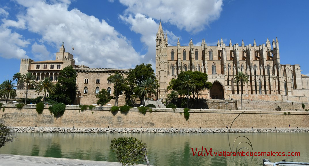 Vista des del passeig marítim de la Catedral i el palau de l'Almudaina de Palma
