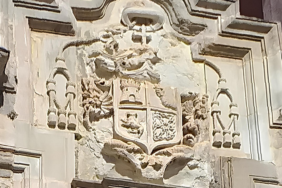 Escut de pedra del palau Episcopal d'Albarrasí