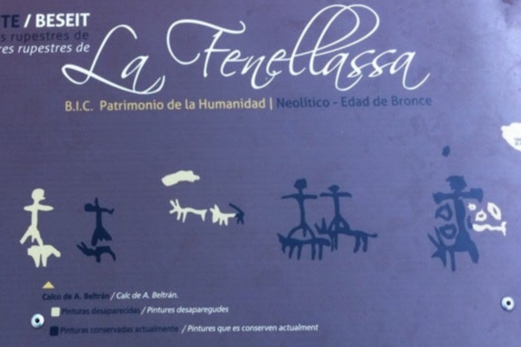 Calc de les pintures rupestres de l'abric de La Fenellassa de la ruta de les passarel·les del Parrissal de Beseit