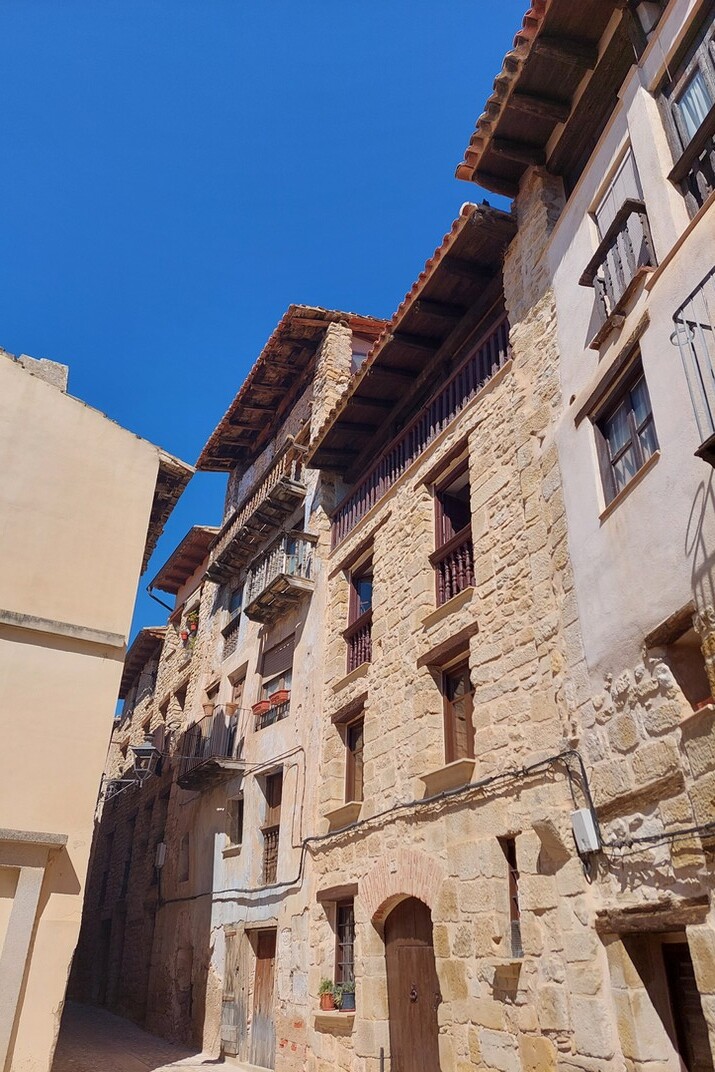 Edificis de pedra de la part alta del nucli antic de Vall-de-roures