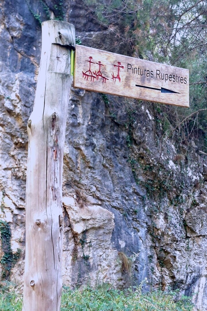 Senyalització de l'abric de La Fenellassa de la ruta de les passarel·les del Parrissal de Beseit