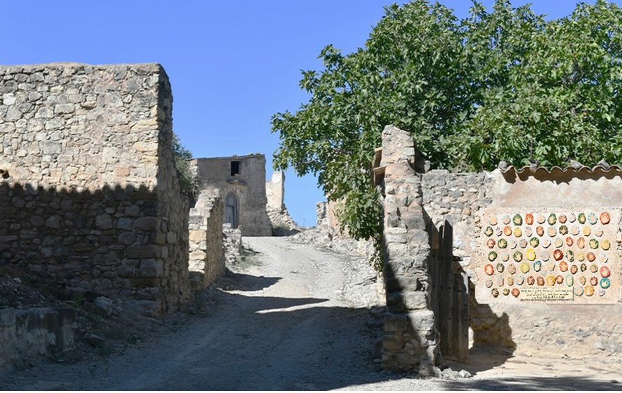 Carrer Ample i Mural de les Mans del Poble Vell de Corbera d'Ebre