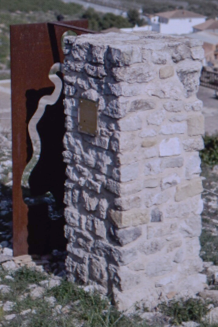 Escultura La Foradada dissenyada per Josep Cañada del Poble Vell de Corbera d'Ebre