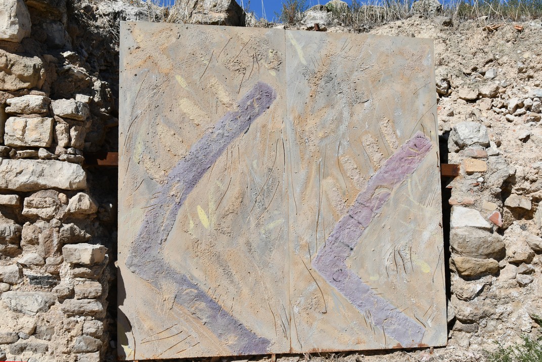 Lletra LL de Carles Peña de l'Abecedari de la Llibertat del Poble Vell de Corbera d'Ebre