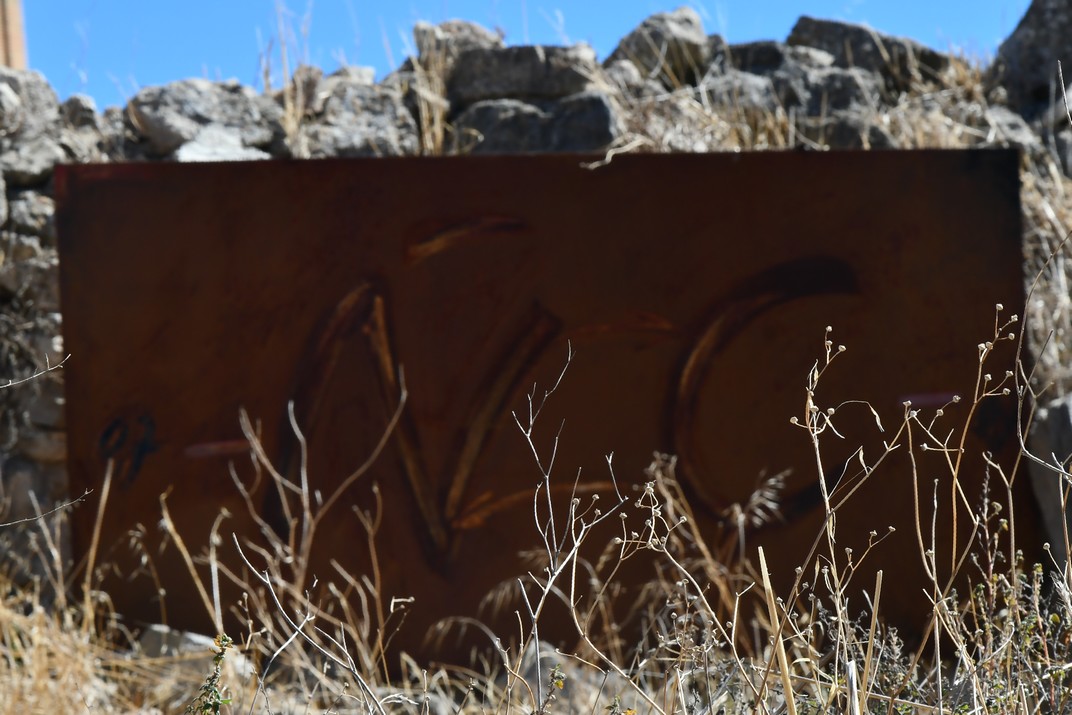 Lletra ÑÇ de Josep Cañada de l’Abecedari de la Llibertat del Poble Vell de Corbera d’Ebre