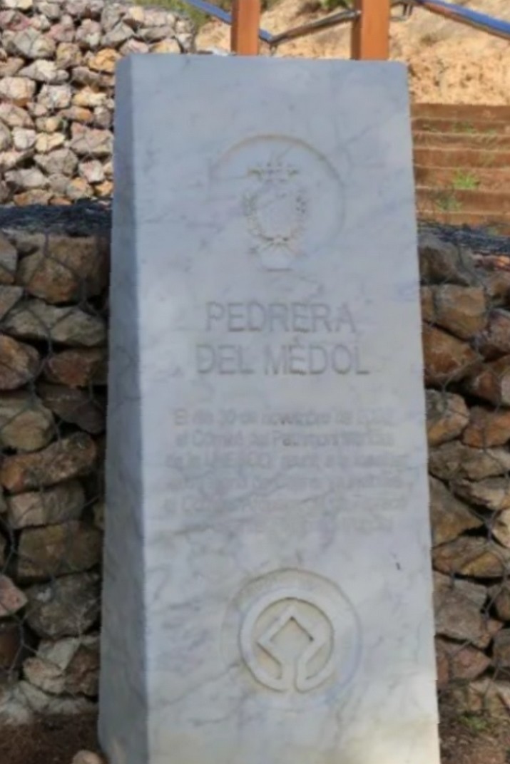 Monòlit de la nominació de Patrimoni Mundial de la pedrera del Mèdol del conjunt de monuments romans de Tarragona