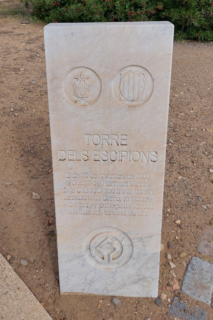Monòlit de la nominació de Patrimoni Mundial de la Torre dels Escipions del conjunt de monuments romans de Tarragona