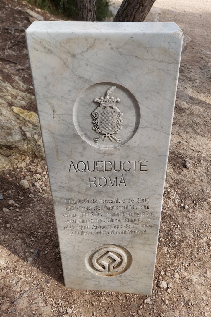 Monòlit de la nominació de Patrimoni Mundial de l’aqüeducte romà del conjunt de monuments romans de Tarragona