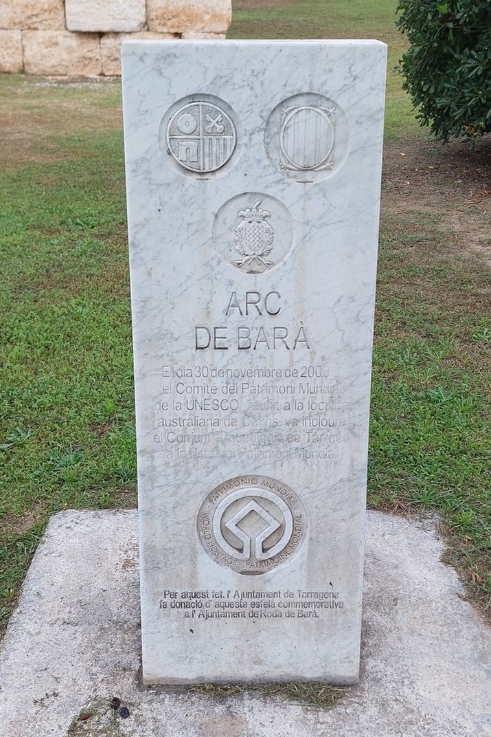 Monòlit de la nominació de Patrimoni Mundial de l’Arc de Berà del conjunt de monuments romans de Tarragona