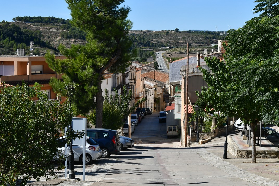 Pujada a l'església del Poble Vell de Corbera d'Ebre