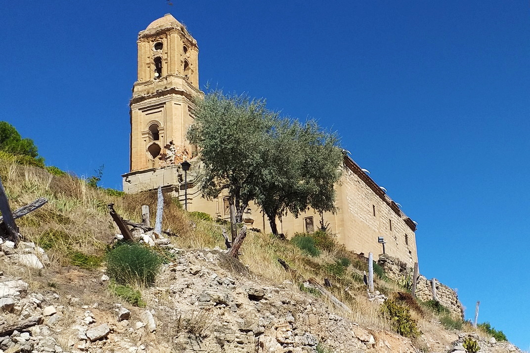 Restes del castell al costat de l'església del Poble Vell de Corbera d'Ebre