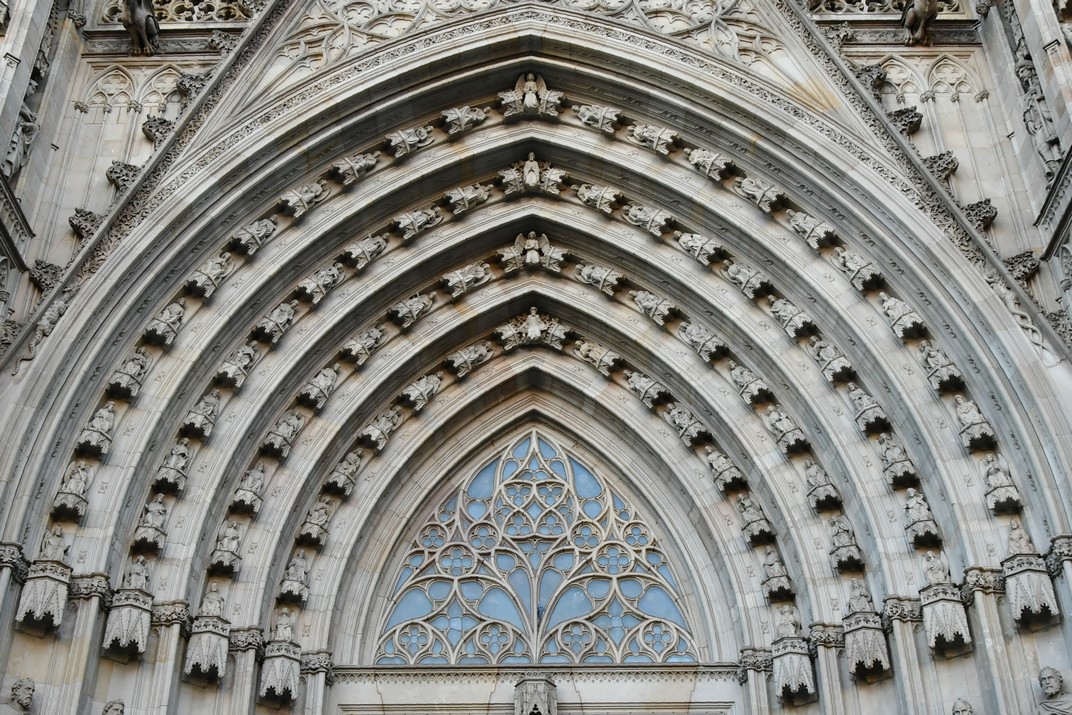 Arquivoltes de la porta principal de la Catedral de la Santa Creu i Santa Eulàlia de Barcelona
