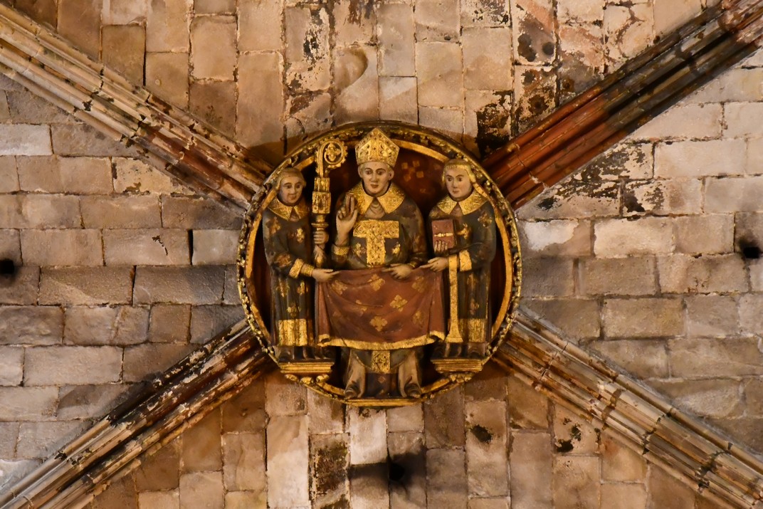 Clau de volta Bisbe amb diaques de la nau central de la Catedral de la Santa Creu i Santa Eulàlia de Barcelona