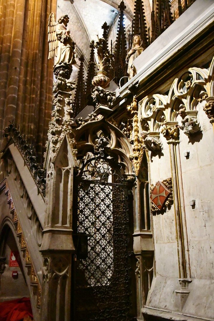 Escala del cor de la Catedral de la Santa Creu i Santa Eulàlia de Barcelona