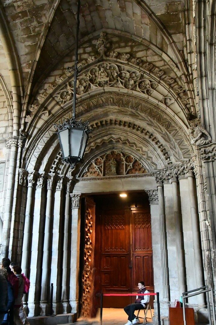 Porta del claustre de la Catedral de la Santa Creu i Santa Eulàlia de Barcelona