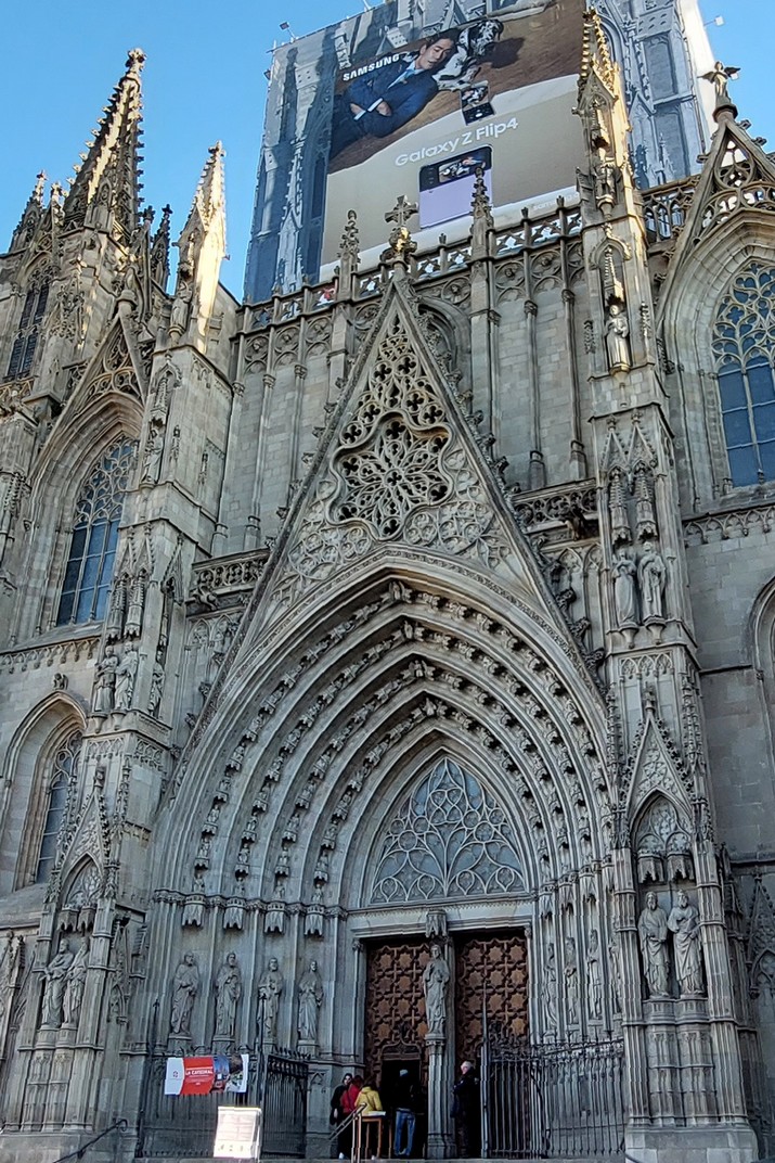Porta principal de la Catedral de la Santa Creu i Santa Eulàlia de Barcelona