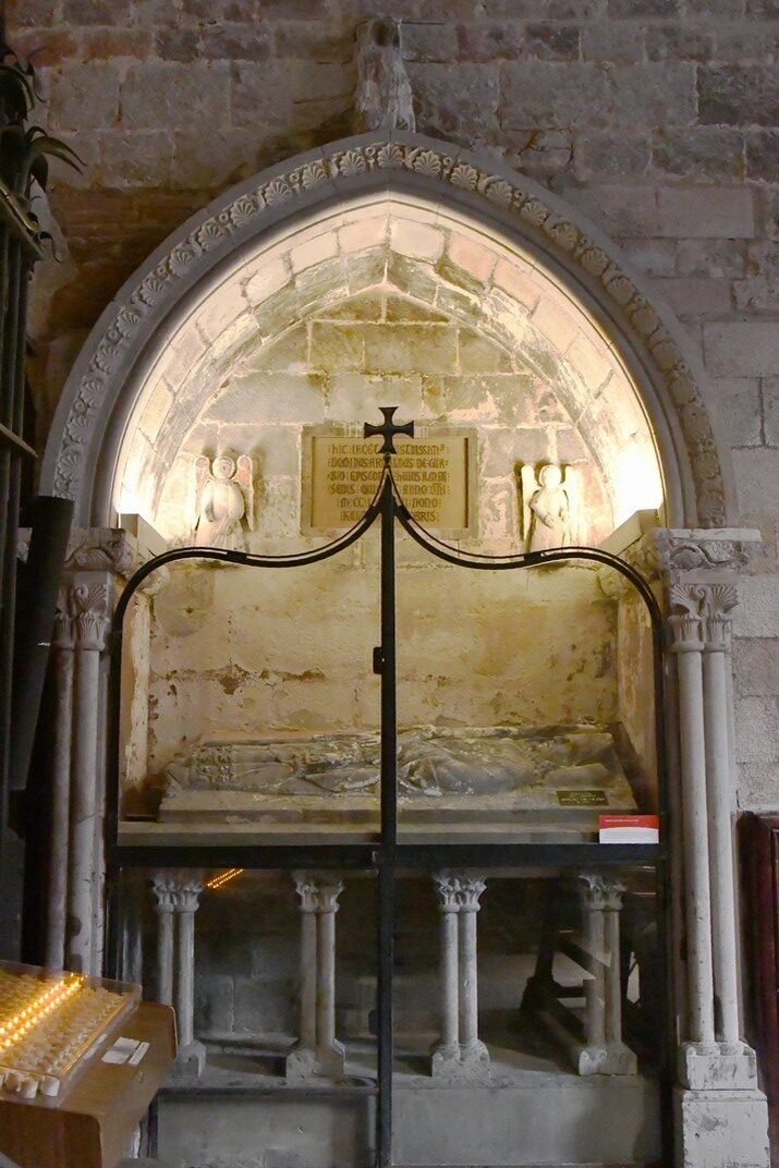 Sepulcre del bisbe Arnau de Gurb de la capella de Santa Llúcia de la Catedral de la Santa Creu i Santa Eulàlia de Barcelona