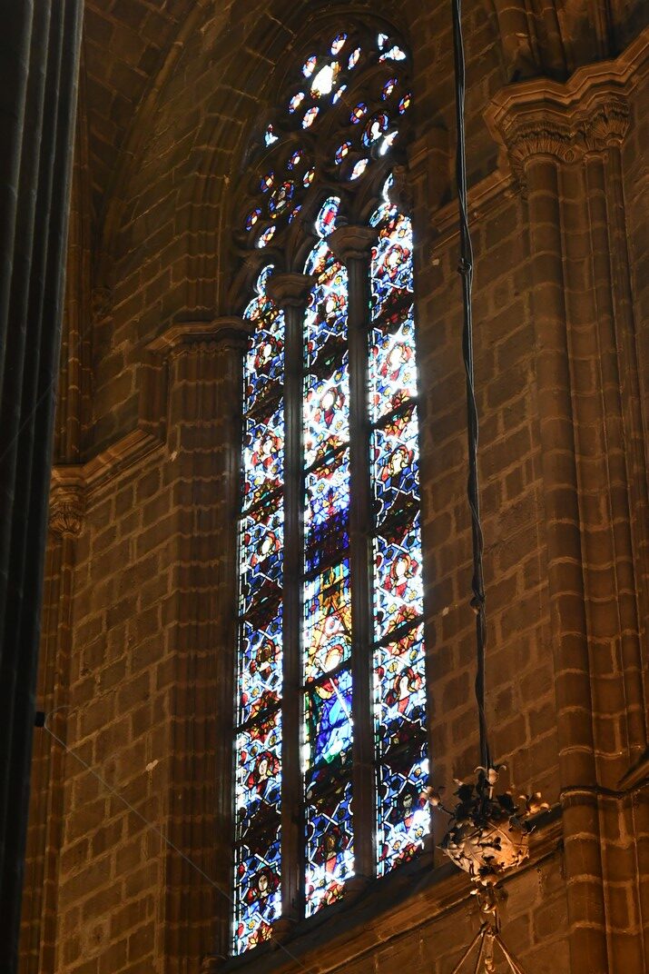 Vidriera de Sant Miquel del deambulatori de la Catedral de la Santa Creu i Santa Eulàlia de Barcelona