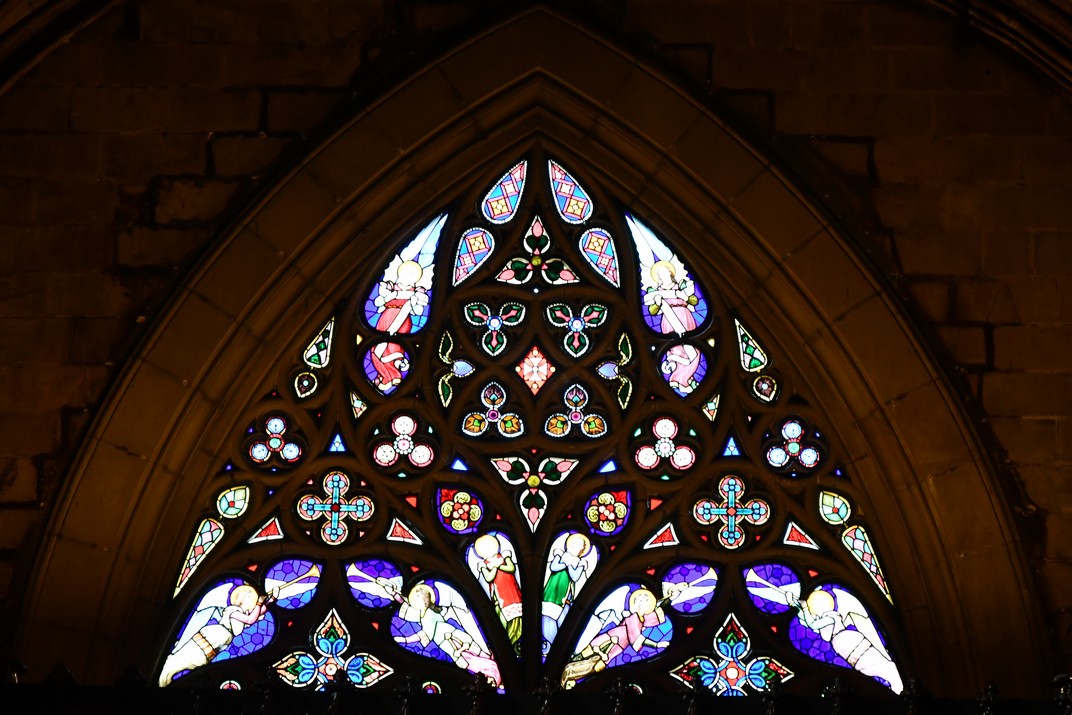 Vidriera del timpà de la façana principal de la Catedral de la Santa Creu i Santa Eulàlia de Barcelona