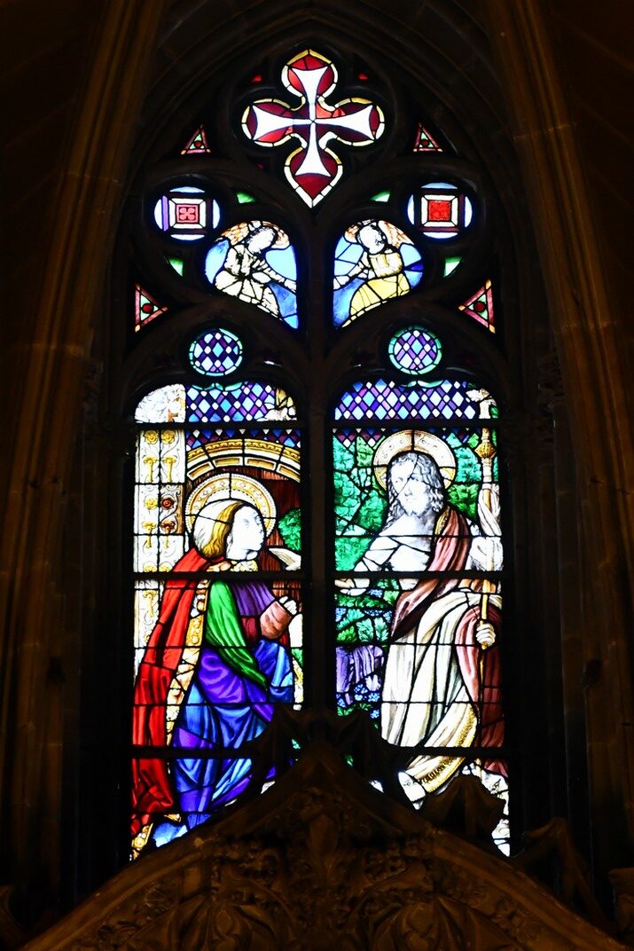 Vidriera Noli me tangere de la façana principal de la Catedral de la Santa Creu i Santa Eulàlia de Barcelona