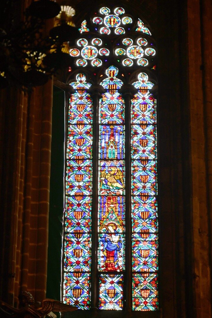 Vidriera Sant Joan evangelista del deambulatori de la Catedral de la Santa Creu i Santa Eulàlia de Barcelona