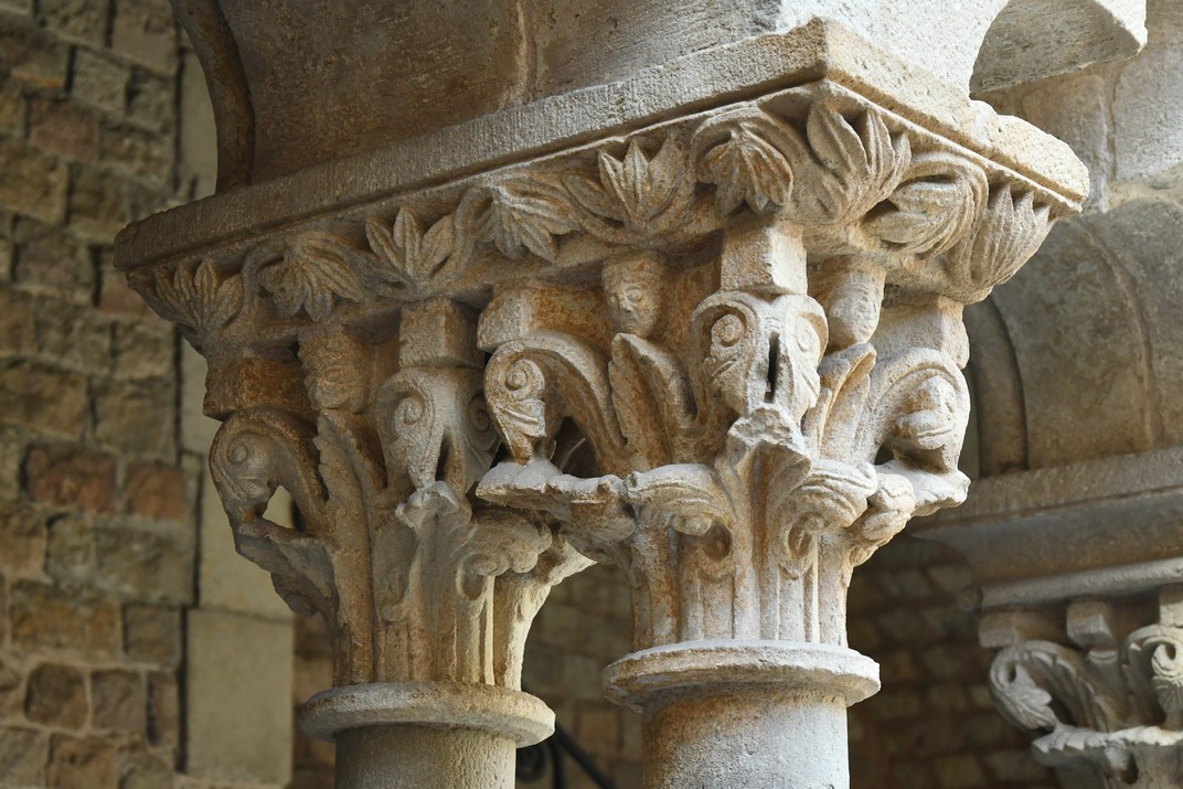 Capitells del claustre del monestir de Sant Pau del Camp de Barcelona