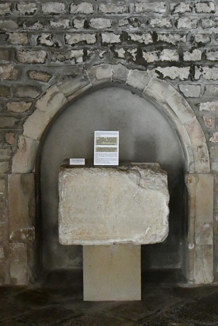 Làpida sepulcral del comte Guifré II de la sala capitular del claustre del monestir de Sant Pau del Camp de Barcelona