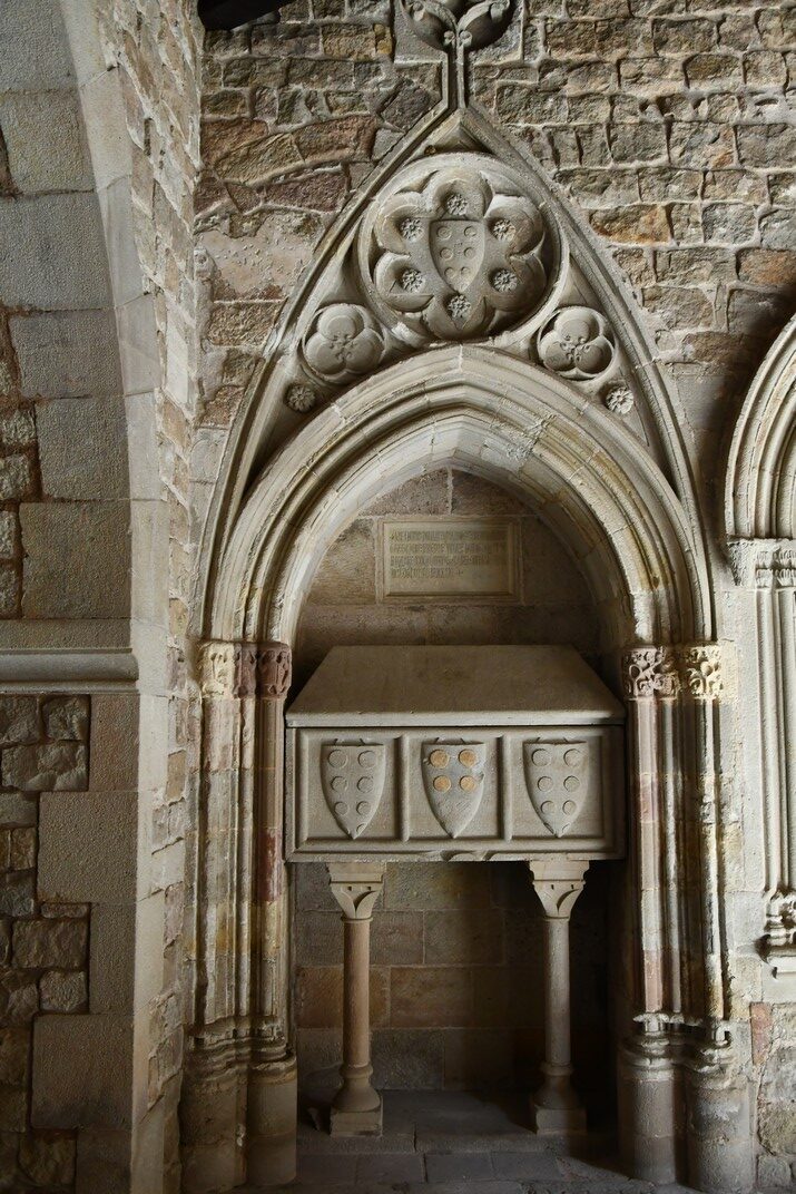 Tomba dels Bell-lloc del claustre del monestir de Sant Pau del Camp de Barcelona