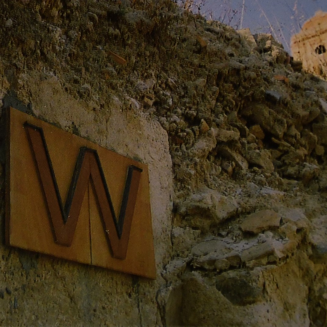 Obra plàstica: lletra W de Joaquín Hernández Pellisa de l’Abecedari de la Llibertat del Poble Vell de Corbera d’Ebre